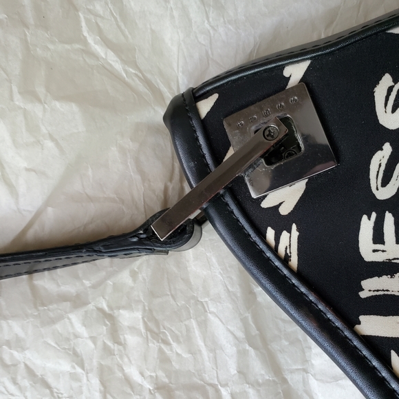 Guess print graffiti hobo handbag with magnetic closure - Picture 5 of 9